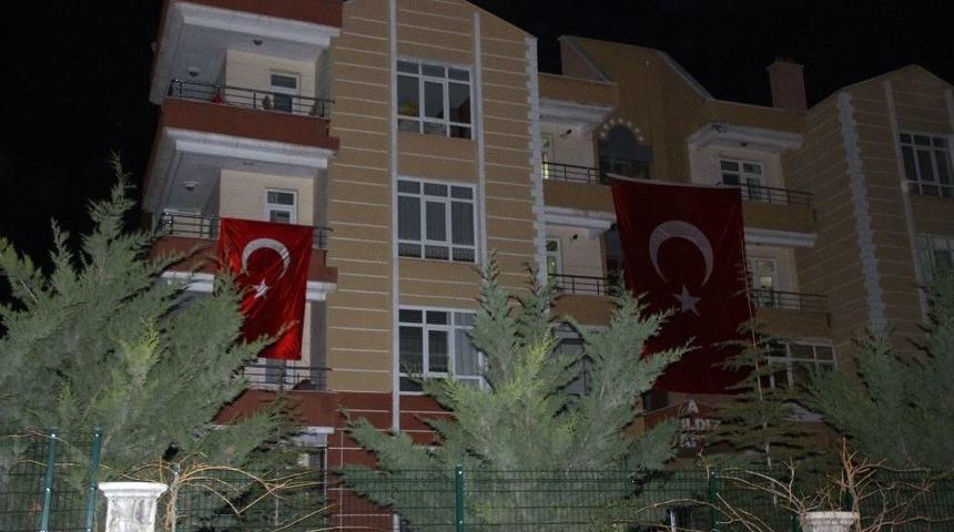 Konyalı Şehidin Baba Evine Türk Bayrağı Asıldı