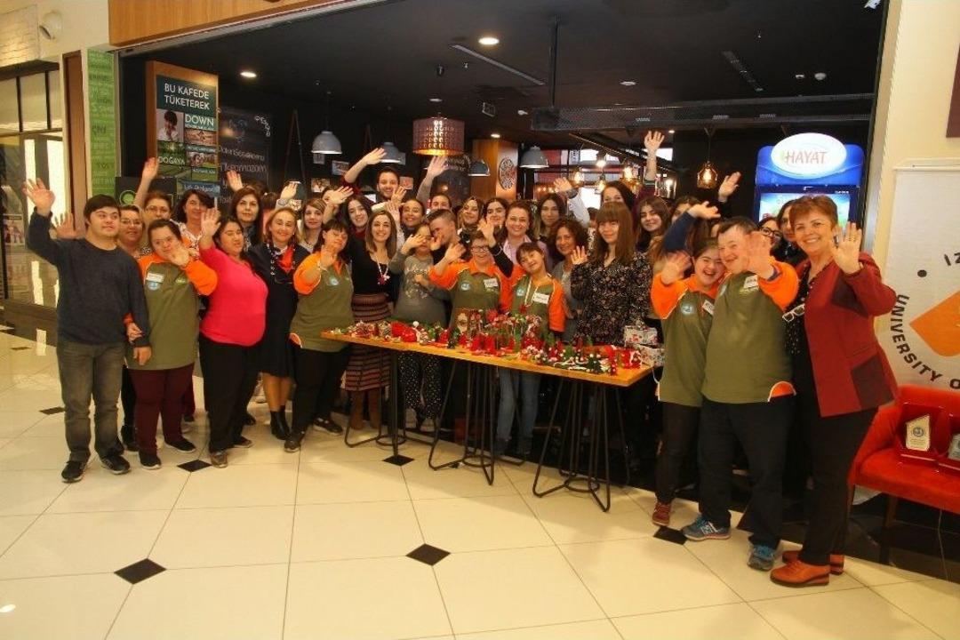 &Uuml;reterek Sosyalleşiyorlar