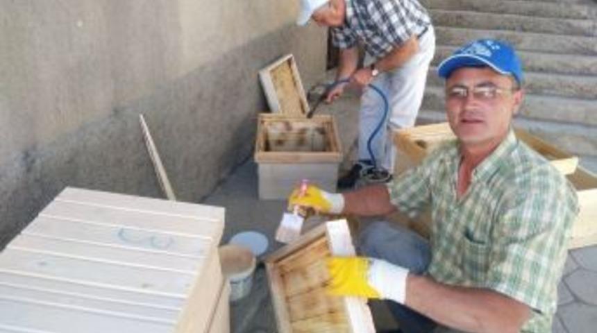 Hisarcıklı &Uuml;retici, Kovanını Da Kendi İmal Ediyor