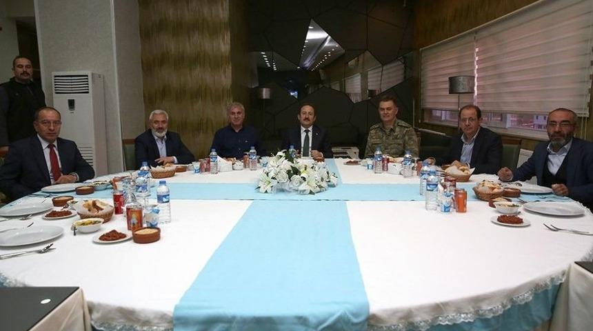 Vali Pehlivan Bayburtspor&rsquo;un Yemeğine Katıldı