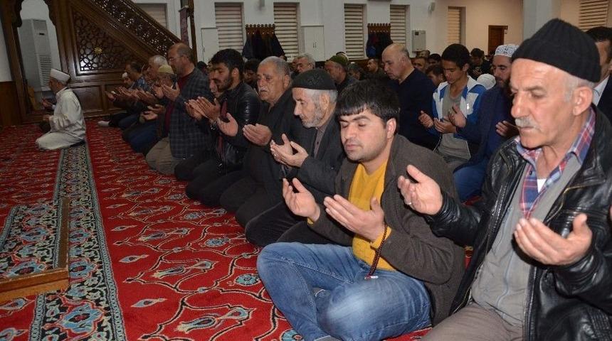 Muş&rsquo;ta Camilerde Namazlar Kılındı, Dualar Edildi