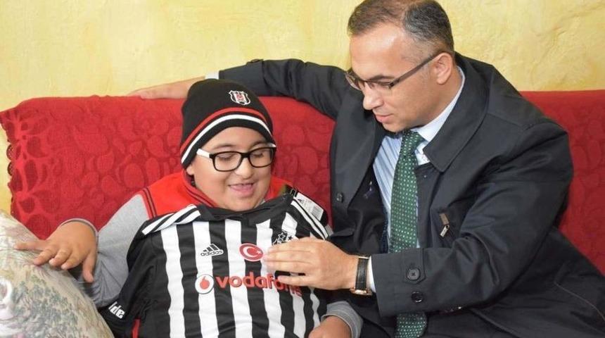 Vali &Ccedil;eber&rsquo;den, Engelli Muhammet&rsquo;e Beşiktaş Forması