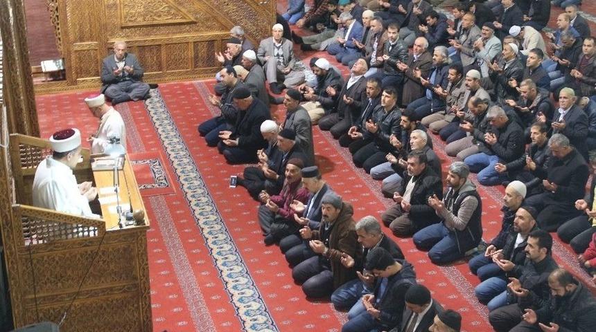 Vanlılar Regaip Kandili&rsquo;nde Camilere Akın Etti