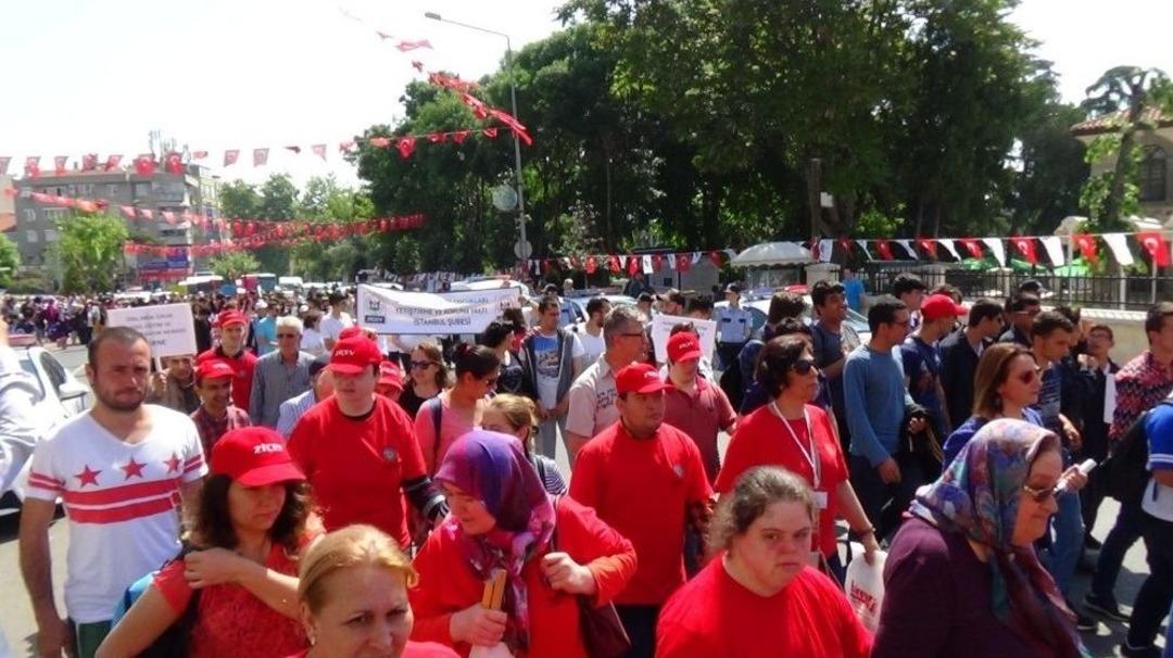 Engelli Bireylerin Tekirdağ Sokaklarında &rsquo;sevgi&rsquo; Y&uuml;r&uuml;y&uuml;ş&uuml;
