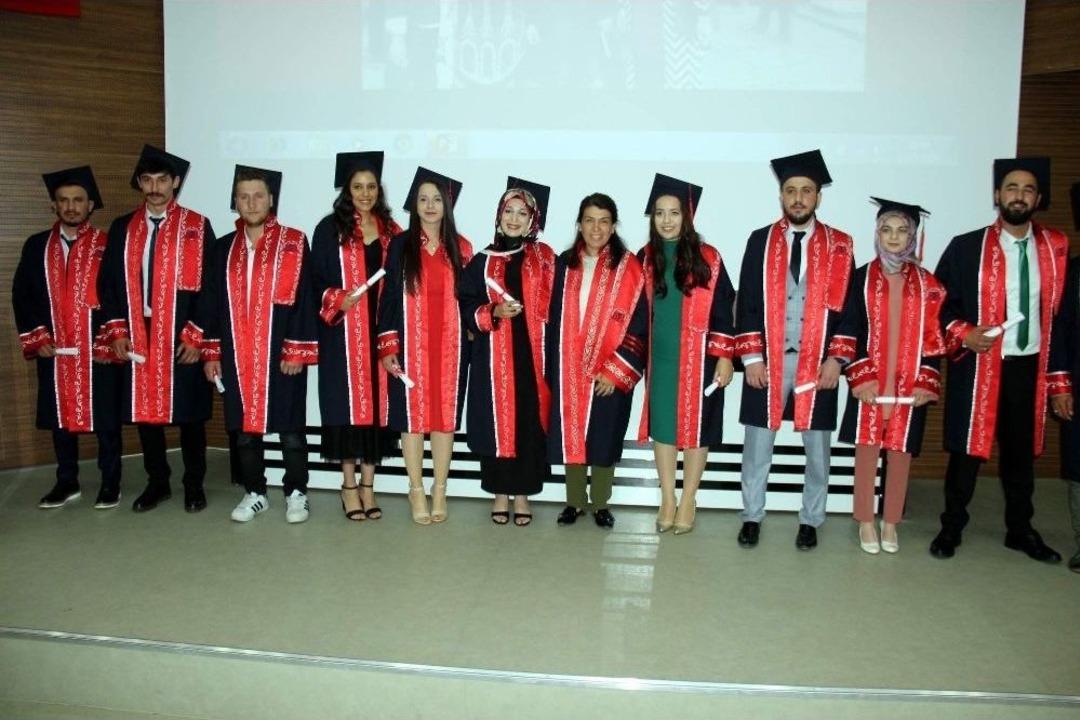 Er&uuml; Sanat Tarihi B&ouml;l&uuml;m&uuml;&rsquo;nde 68 &Ouml;ğrenci Mezuniyet Sevinci Yaşadı