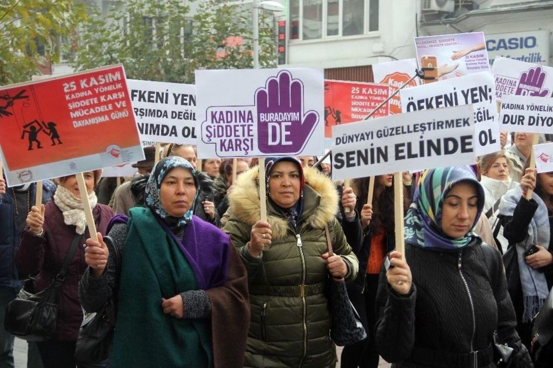 Kadına Şiddete Karşı Y&uuml;r&uuml;y&uuml;şte Erkeklerden Anlamlı Destek
