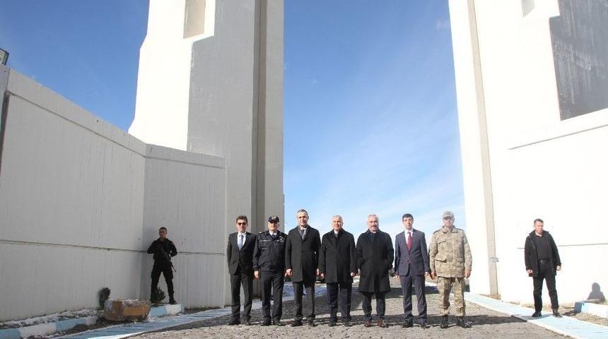 İ&ccedil;işleri Bakan Yardımcısı Ersoy, 1071 Malazgirt Zafer Anıtını Ziyaret Etti