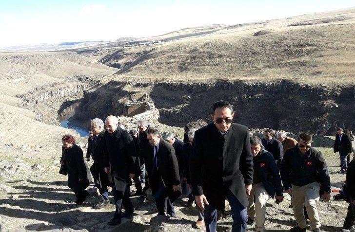 Bakan Kurtulmuş, Ani’de Tarihi İpek Yolu Köprüsü’nün Fotoğrafını Çekti G3