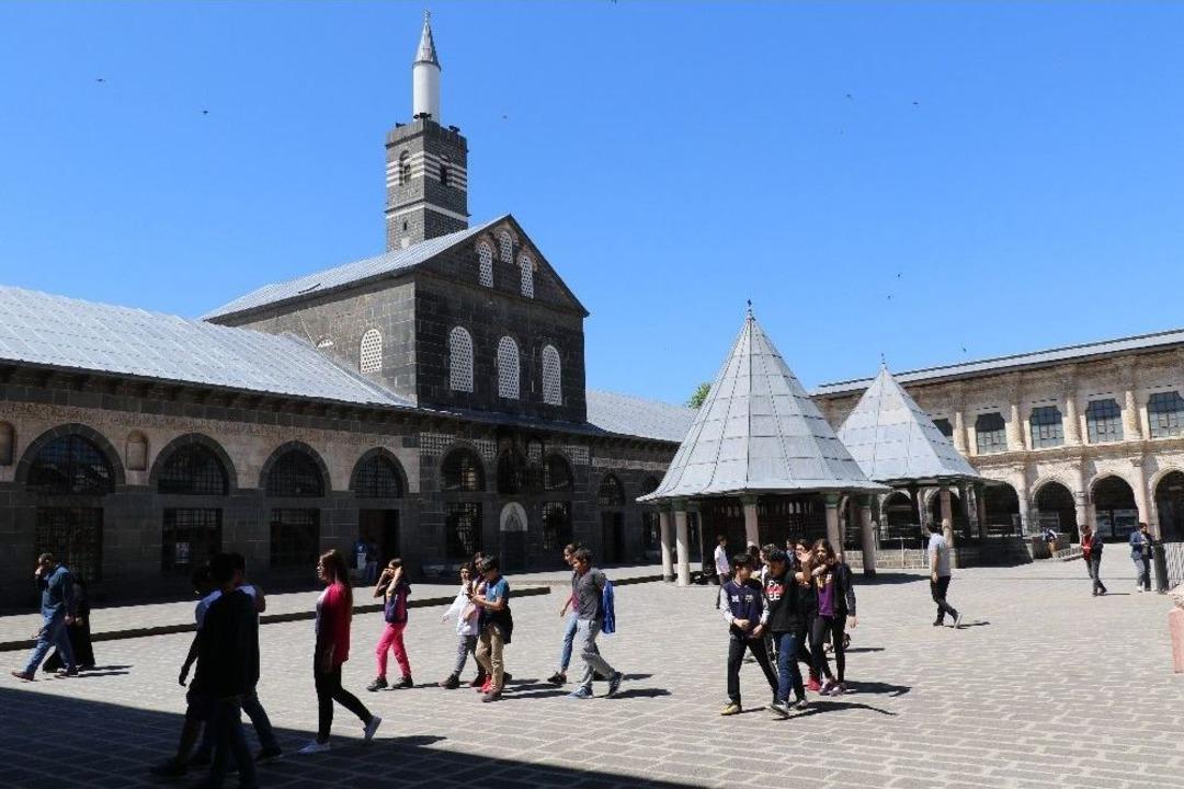 Ter&ouml;ristlerin Tahrip Ettiği 8 Tarihi Camide Ramazan Ayında İbadet Yapılmayacak