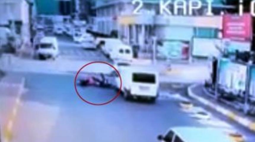 (&ouml;zel) Motosikletlinin Kıl Payı &Ouml;l&uuml;mden Kurtulduğu Anlar Kamerada