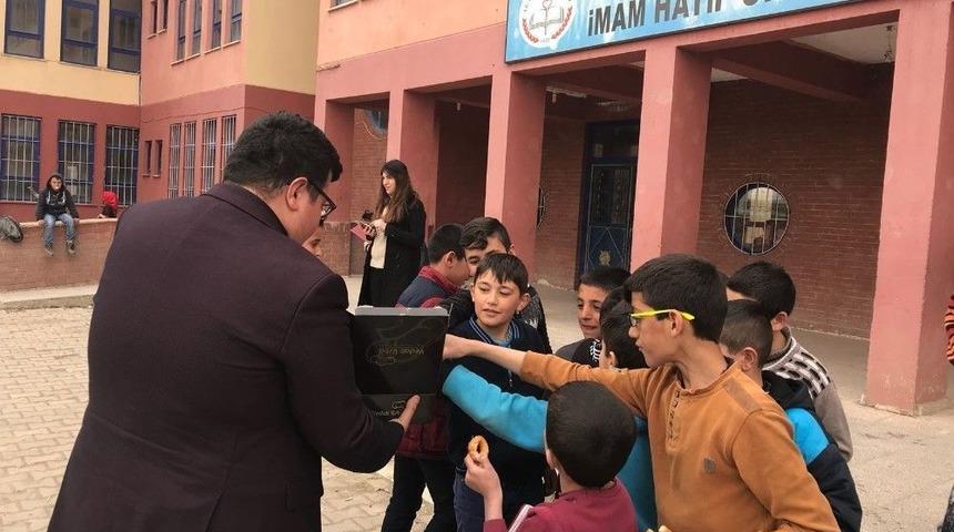 Malazgirt Belediyesi Kandil Simidi Dağıttı