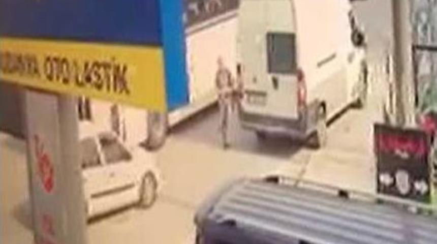 İki Aracın Arasında Feci Şekilde Sıkıştı