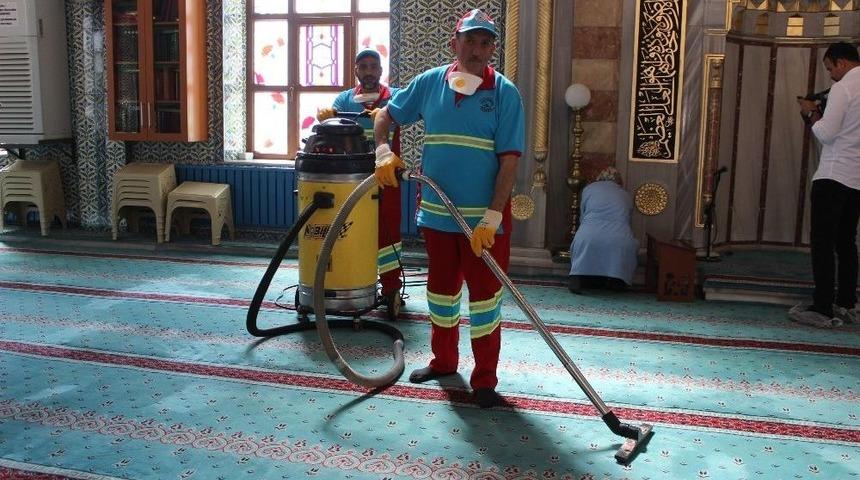 Gaziosmanpaşa&rsquo;da Camiler G&uuml;l Suyu İle Yıkanarak Ramazan&rsquo;a Hazırlandı