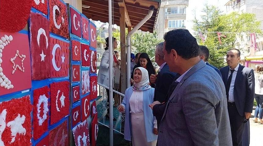 Minik &Ouml;ğrencilerden Bayrak Sergisi