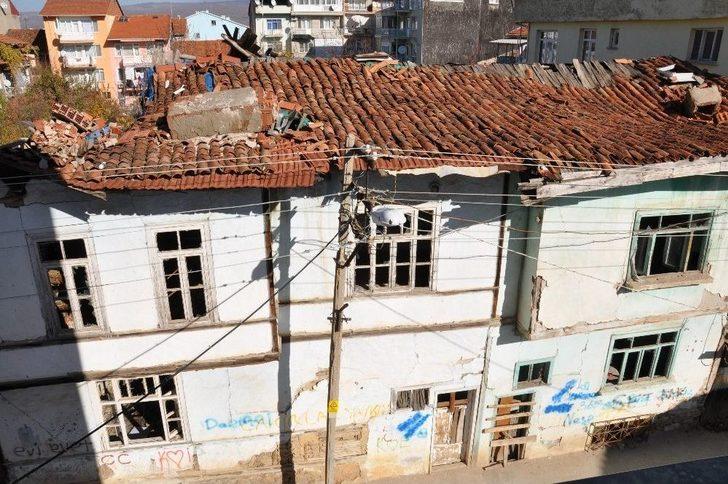 Metruk Evler Tehlike Saçıyor G1