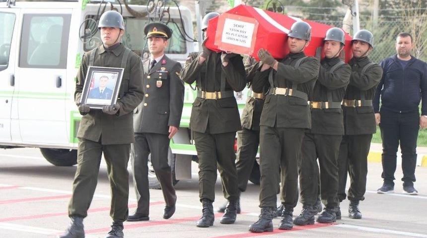D&uuml;şen U&ccedil;akta Şehit Olan &Uuml;steğmen Askeri T&ouml;renle Uğurlandı
