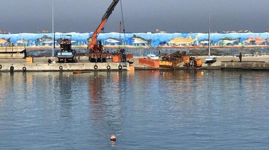 Suya Batan İş Makinası Sudan &Ccedil;ıkarıldı