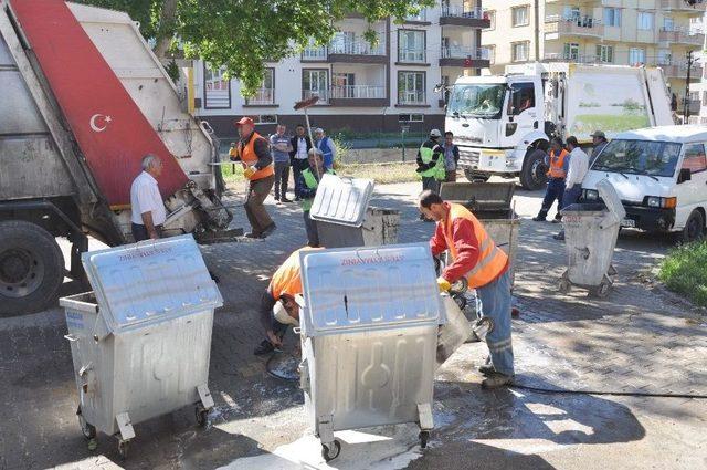 Çöp Konteynerlerinde Yaz Temizliği Yapıldı