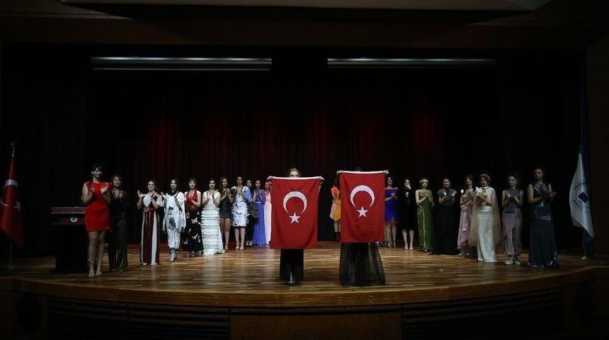 Pa&uuml;&rsquo;de &lsquo;yaşam Ve Form&rsquo; Temalı Defile D&uuml;zenlendi
