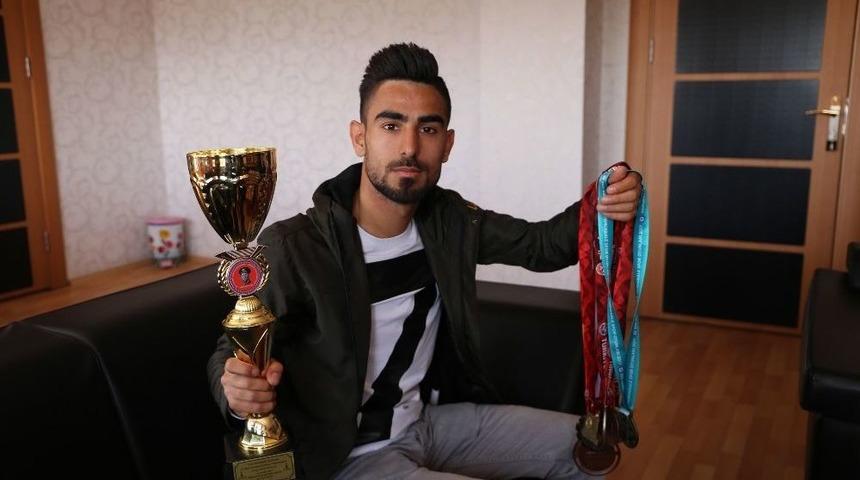 Milli Sporcudan Kaymakam &Ccedil;etin&rsquo;e Ziyaret