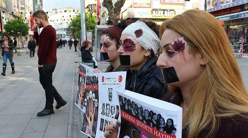 Yaptıkları Makyajlarla &rsquo;kadına Y&ouml;nelik Şiddet&rsquo;e Dikkat &Ccedil;ektiler