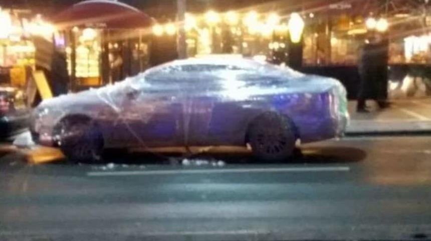 Arkadaşlarını Oyalayıp Otomobilini Naylonla Kapladılar