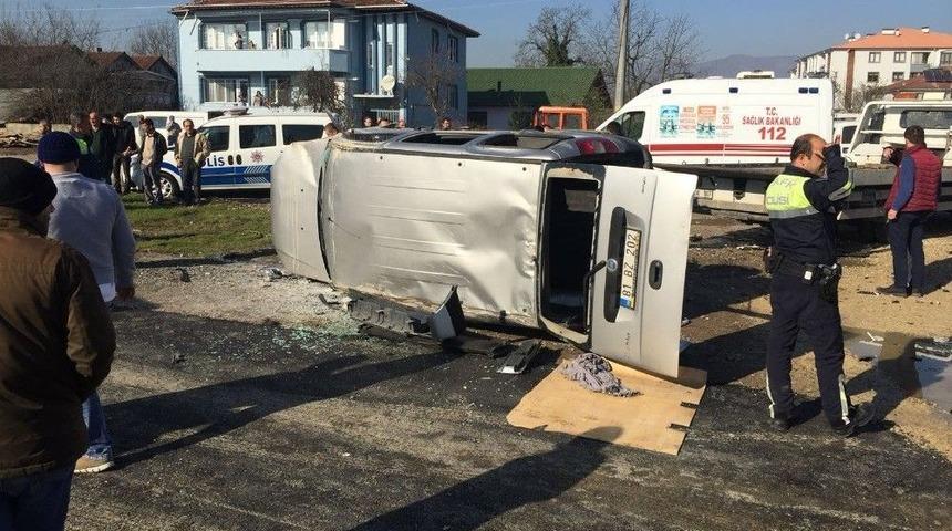Düzce’de 2 Araç Çarpıştı: 6 Yaralı