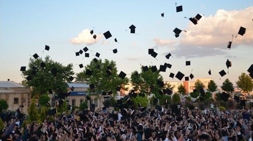 Hr&uuml;&rsquo;de Fen-edebiyat Fak&uuml;ltesi&rsquo;nin Mezuniyet T&ouml;reni Yapıldı