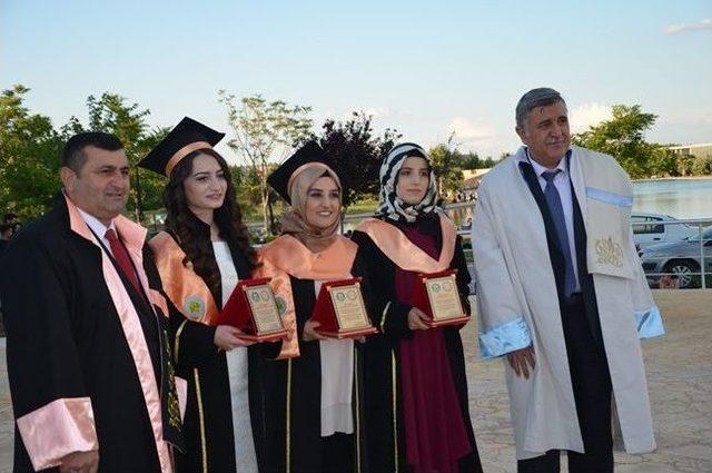 Hrü’de Fen-edebiyat Fakültesi’nin Mezuniyet Töreni Yapıldı