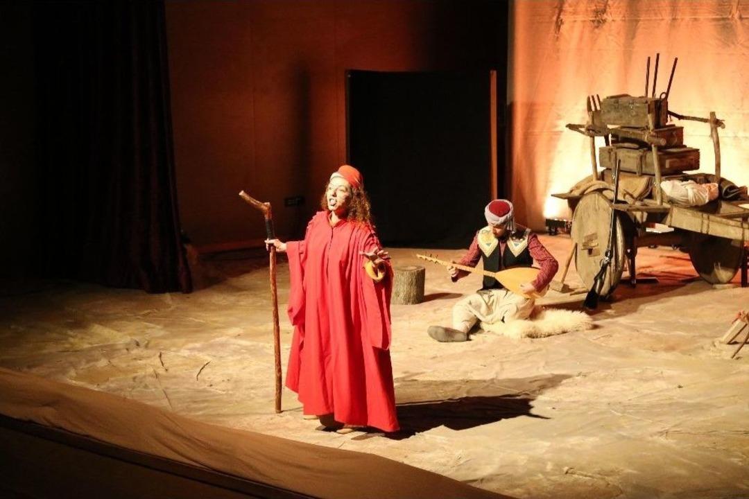 Başkan Duruay Polis Akedemisi &Ouml;ğrencileriyle Tiyatro İzledi