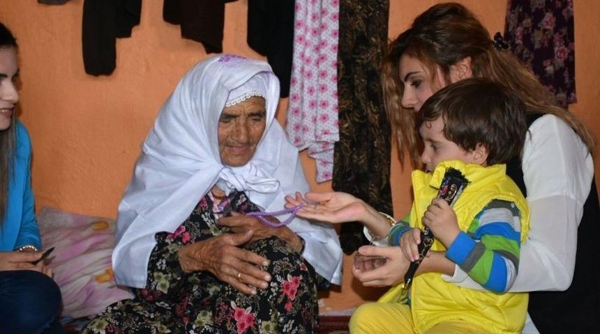 Kaymakam Eşinden Yaşlılara Vefa