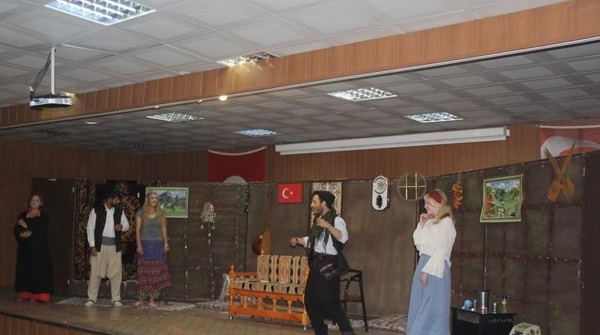 Kulp’ta Drama Kursiyerlerinin Sahnelediği Oyun Seyirciden Tam Not Aldı