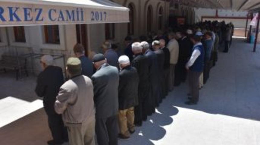 Filistinli Şehitler İ&ccedil;in Gıyabi Cenaze Namazı Kılındı