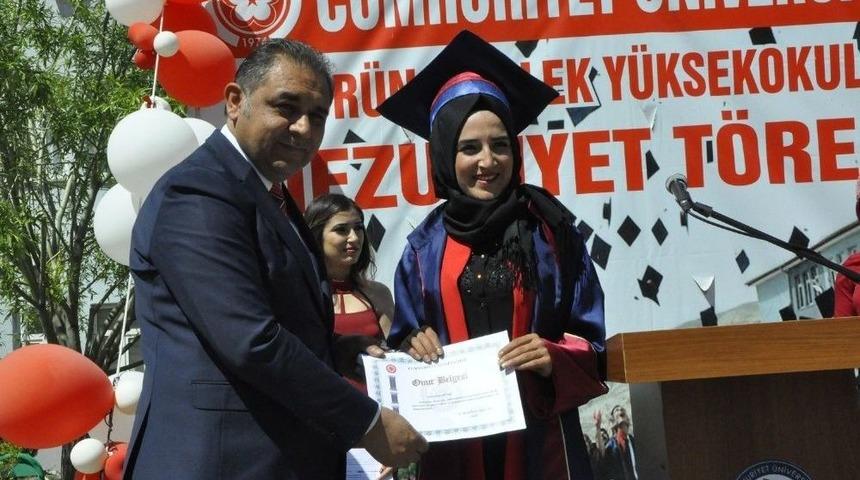 G&uuml;r&uuml;n Myo&rsquo;da Mezuniyet Heyecanı