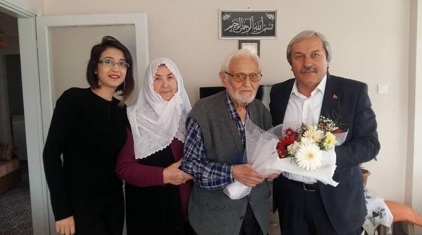 Belediye Başkanı Şahin Emekli &Ouml;ğretmenleri Evlerinde Ziyaret Etti