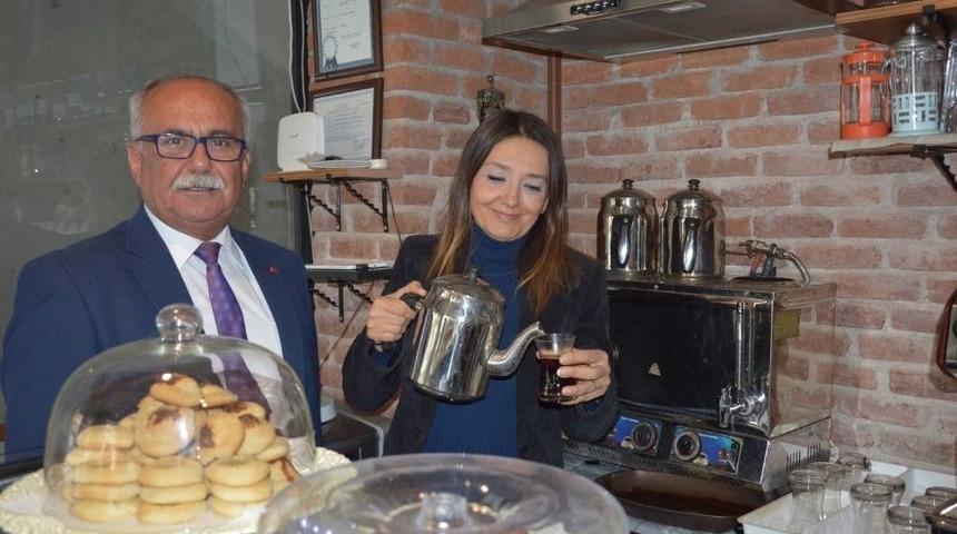 Manisa Kahveciler Odası&rsquo;ndan Kafe İşleten &Ouml;ğretmene Kutlama