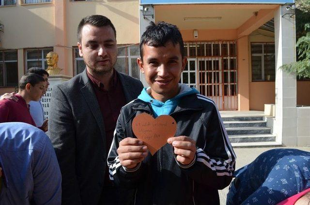 Turgutlu&rsquo;da Engelli &Ouml;ğrenciler Hayallerini G&ouml;ky&uuml;z&uuml;ne Bıraktı 1