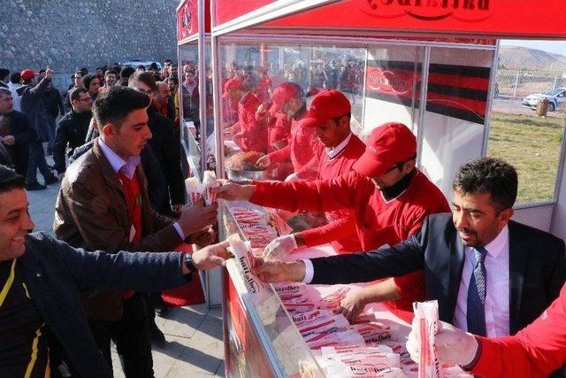 Malatya Stadyumu&rsquo;nda 27 Bin 44 &Ccedil;iğ K&ouml;fte Dağıtıldı 1