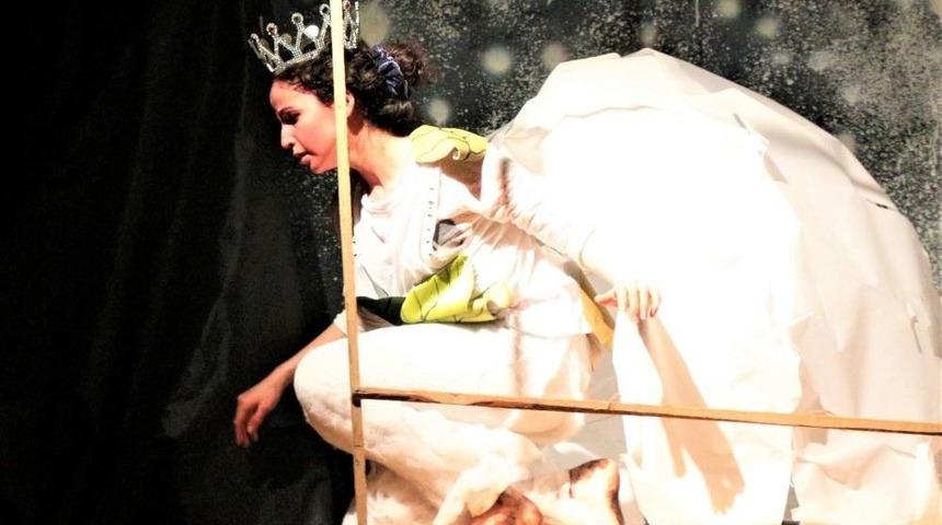 B&uuml;y&uuml;c&uuml; İsimli Tiyatro B&uuml;y&uuml;k Beğeni Topladı