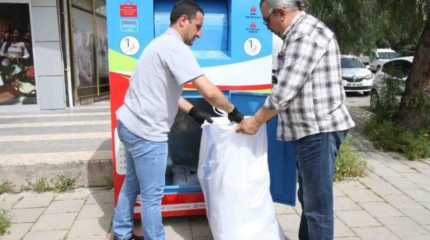 Bayraklı&rsquo;da &ldquo;kıyafet Kumbarası&rdquo;