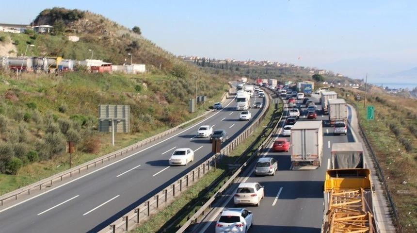 Tem&rsquo;de 8 Ara&ccedil; Birbirine Girdi, 10 Kilometrelik Ara&ccedil; Kuyruğu Oluştu