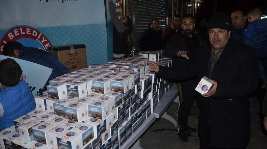 Ağrı’da Vatandaşlara Kandil Simidi Dağıtıldı