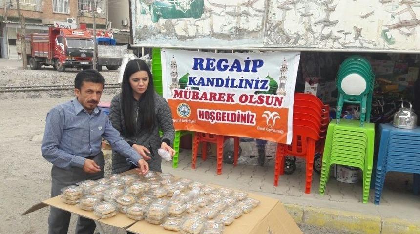 Bismil Belediyesinden Vatandaşlara Halka Tatlısı İkramı