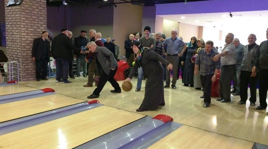 İzmit&rsquo;in Yaşlıları Bowlingde Yarıştı