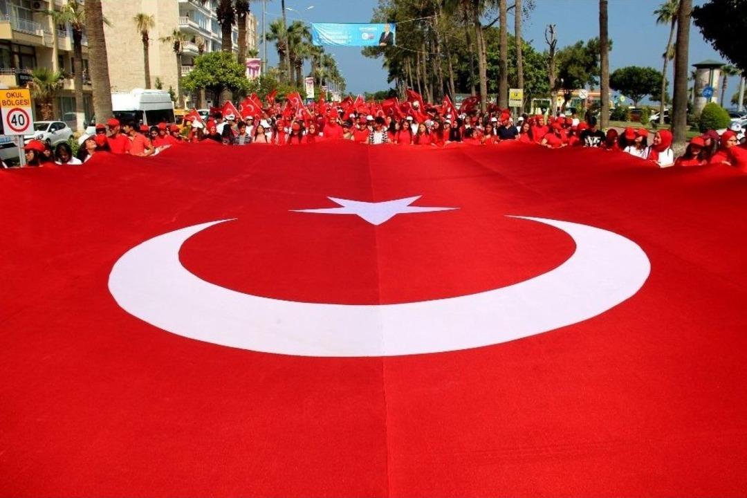 İskenderun&rsquo;da Mehter Takımı İle Gen&ccedil;lik Y&uuml;r&uuml;y&uuml;ş&uuml; D&uuml;zenlendi