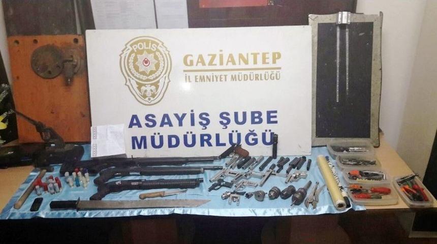 Adam Ka&ccedil;ırma İhbarı İle D&uuml;zenlenen Operasyonda Silah At&ouml;lyesi Ortaya &Ccedil;ıktı