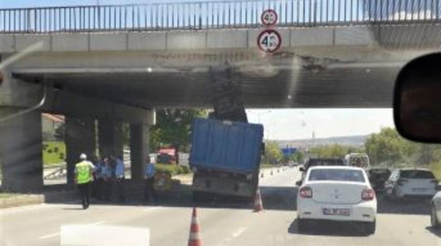 Y&uuml;ksekliği Hesaplayamayınca K&ouml;pr&uuml;ye Takıldı