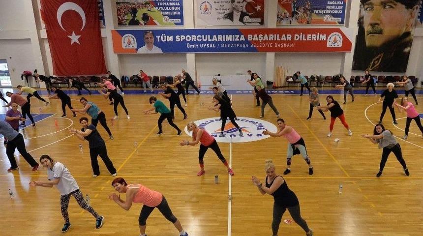 Kadınlar Form Tutuyor