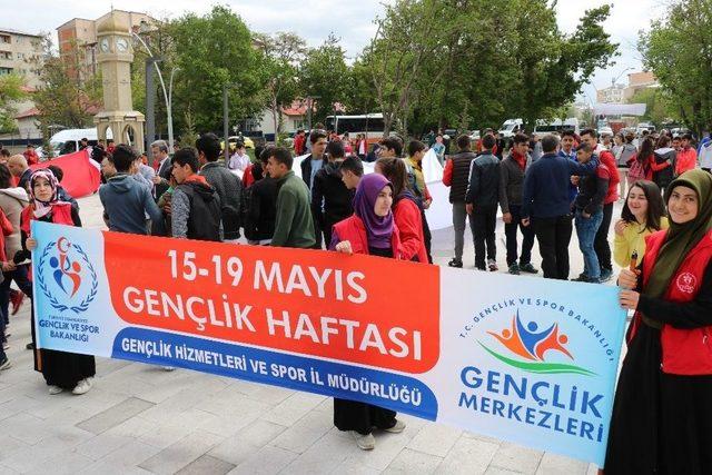 Ağrı’da Gençlik Yürüyüşü Düzenlendi