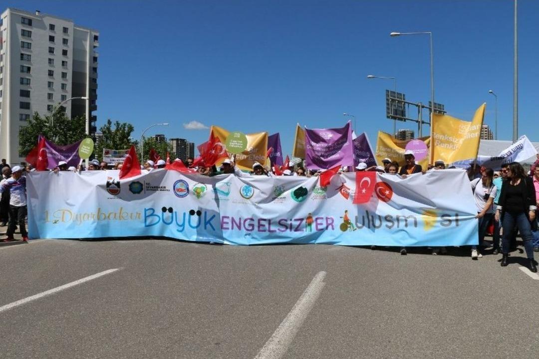 Engelli Bireyler Engelsiz Bir Yaşam İ&ccedil;in Y&uuml;r&uuml;d&uuml;